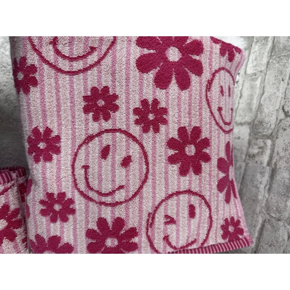 New BETSEY JOHNSON‎ Smiley Daisy Pink 2 Bath Towel And 2 Hand Towel Set